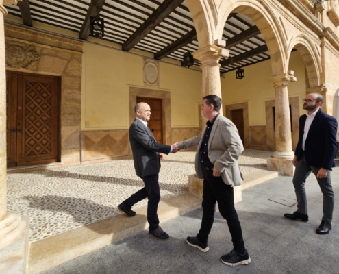 El presidente provincial saluda al alcalde de Villarrobledo a su llegada al Ayuntamiento