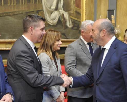 El presidente provincial saluda al presidente del Senado