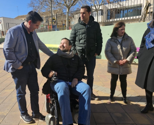 El presidente provincial saludando al alcalde de La Roda a su llegada a la localidad