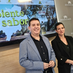 El presidente provincial y la diputada de Turismo antes de avanzar los detalles de la presencia de los aceites de Albacete en la WOOE 2024