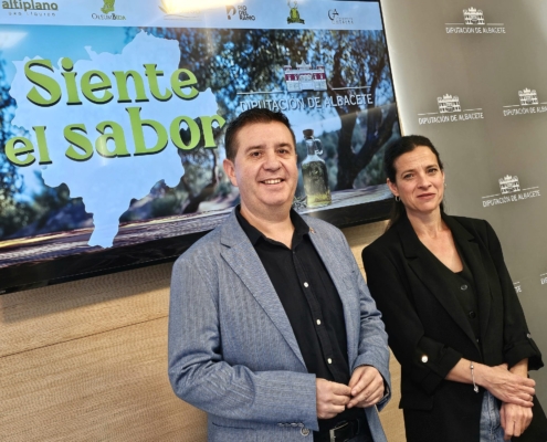 El presidente provincial y la diputada de Turismo antes de avanzar los detalles de la presencia de los aceites de Albacete en la WOOE 2024