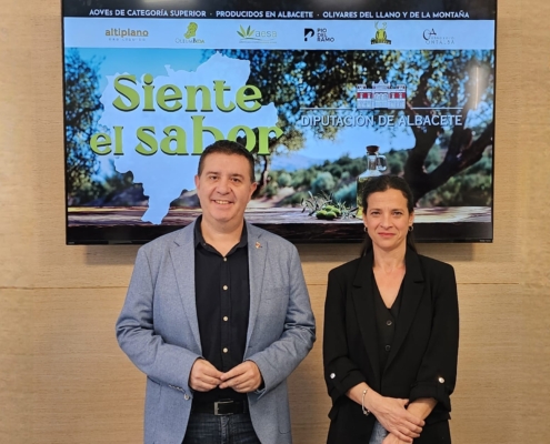 El presidente provincial y la diputada de Turismo antes de avanzar los detalles de la presencia de los aceites de Albacete en la WOOE 2024 I