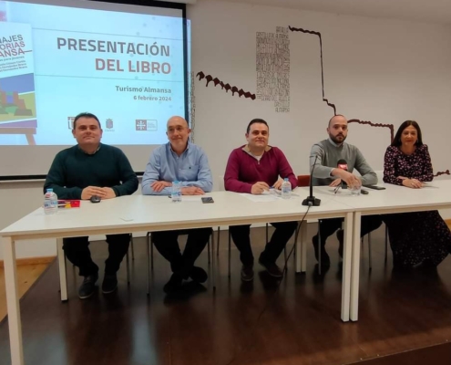 Valera felicita a los autores del libro ‘Más personajes e historias de Almansa contadas para jóvenes’ durante su presentación oficial