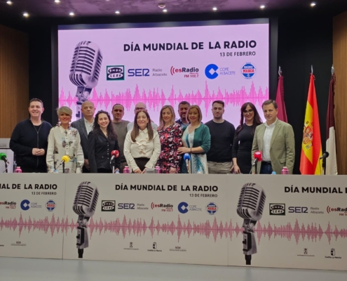 'Foto de familia' en el Día Mundial de la Radio 2024 celebrado en el Salón de Actos de la Diputación de Albacete