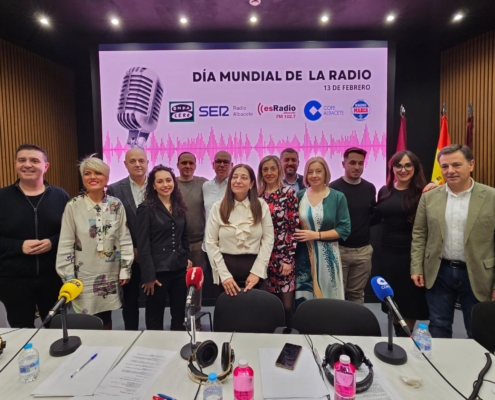 'Foto de familia' en el Día Mundial de la Radio 2024 celebrado en el Salón de Actos de la Diputación de Albacete