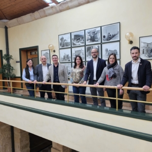 'Foto de familia' de la visita al Ayuntamiento de Villarrobledo