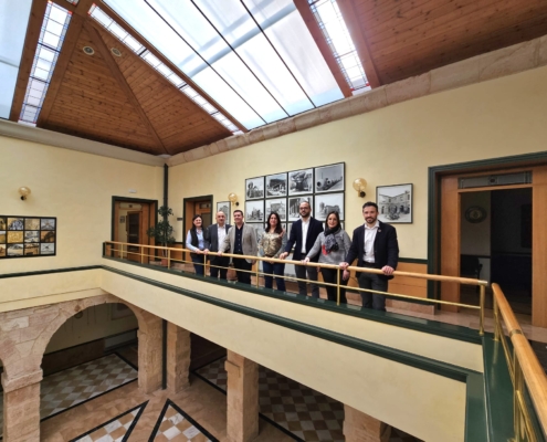 'Foto de familia' de la visita al Ayuntamiento de Villarrobledo plano gran angular