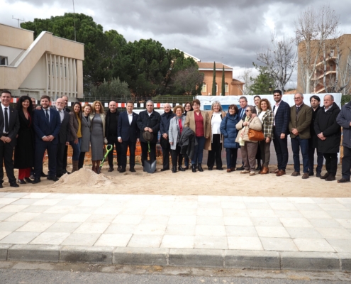 Foto de familia en la puesta de la primera piedra del futuro Centro de Referencia del Alzheimer de Albacete