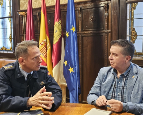 Imagen del encuentro entre el presidente provincial y el coronel de la Base Aérea y Ala 14 de Albacete