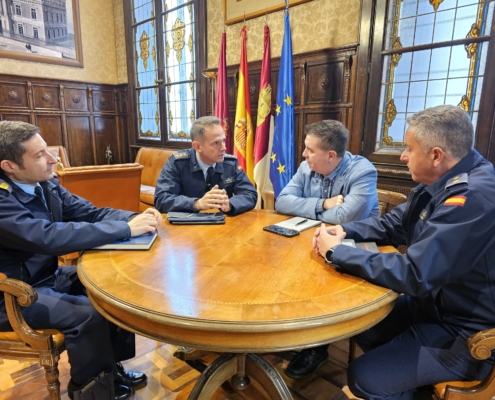 Imagen del encuentro entre el presidente provincial y el coronel de la Base Aérea y Ala 14 de Albacete