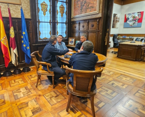 Imagen del encuentro entre el presidente provincial y el coronel de la Base Aérea y Ala 14 de Albacete