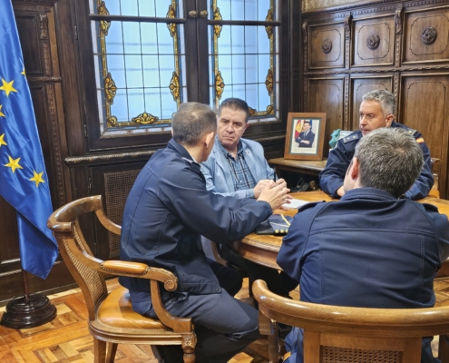 Imagen del encuentro entre el presidente provincial y el coronel de la Base Aérea y Ala 14 de Albacete