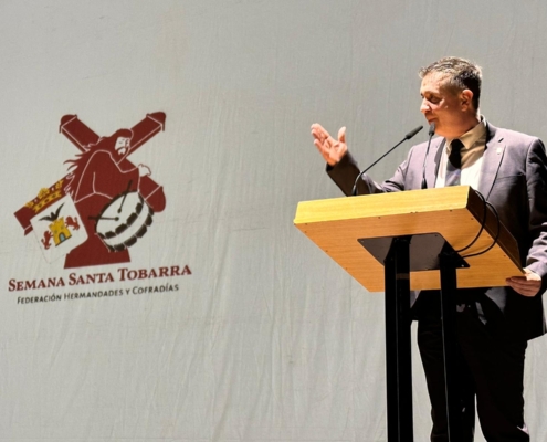 Imagen del presidente provincial interviniendo en la presentacion de carteles de la Semana Santa de Tobarra