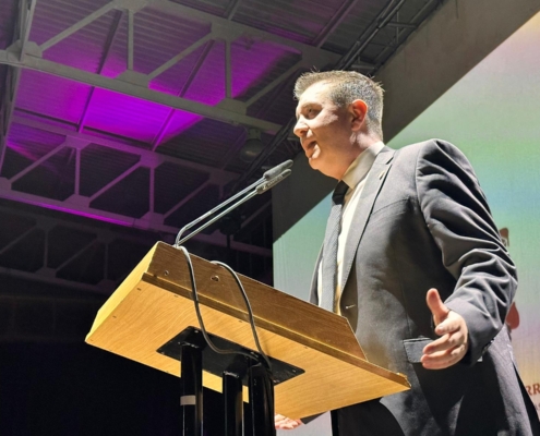 Imagen del presidente provincial interviniendo en la presentacion de carteles de la Semana Santa de Tobarra