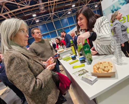 Instante con visitantes en el estand de la Diputación de Albacete con almazaras de la provincia I