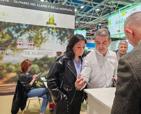 Instante con visitantes en el estand de la Diputación de Albacete con almazaras de la provincia I