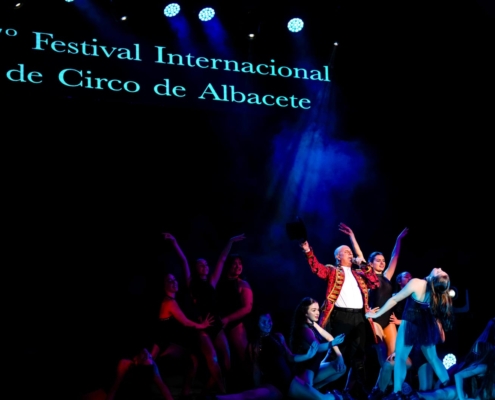 Instante de la gala final del 17 Festival Internacional de Circo de Albacete con el director en escena