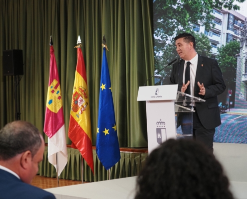 Plano americano del presidente provincial mientras interviene en la UL de Albacete hablando del futuro Centro de Referencia del Alzheimer de Albacete