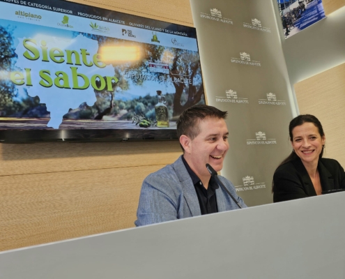 Plano medio del presidente provincial y la diputada de Turismo hablando de la presencia de los aceites de Albacete en la WOOE 2024