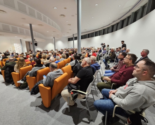 Imagen previa al comienzo del acto homenaje al sector del calzado promovido en Almansa por CC.OO.