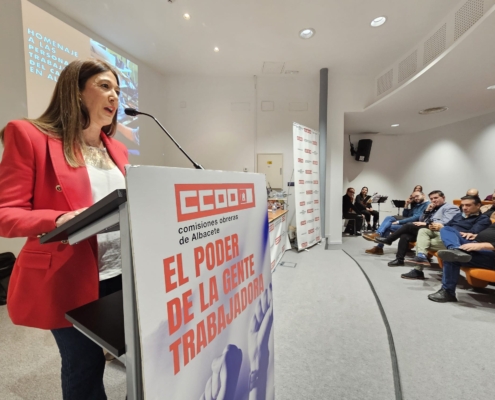 Imagen de Pilar Callado mientras interviene en el acto homenaje al sector del calzado promovido en Almansa por CC.OO.