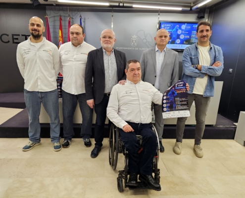 Foto de familia en la presentación de los cuartos de final de la Champions League de baloncesto en silla de ruedas