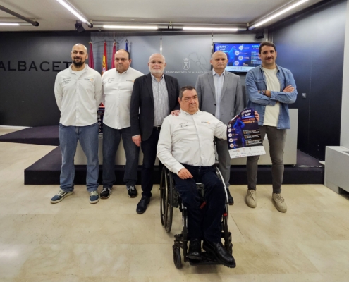 Foto de familia en la presentación de los cuartos de final de la Champions League de baloncesto en silla de ruedas