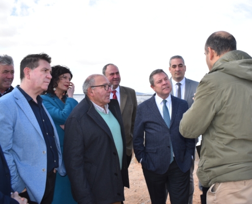 El presidente provincial escuchando la explciación técnica en la visita a los nuevos embalses en Ontur