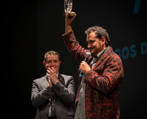 El presidente aplaude a Olivares mientras levanta al cielo su Premio El Orgullo de Albacete