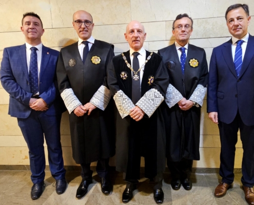 Cabañero felicita a César Monsalve y a José Ramón Solís, reconocidos con la Cruz Distinguida de Primera Clase de la Orden de San Raimundo de  ...