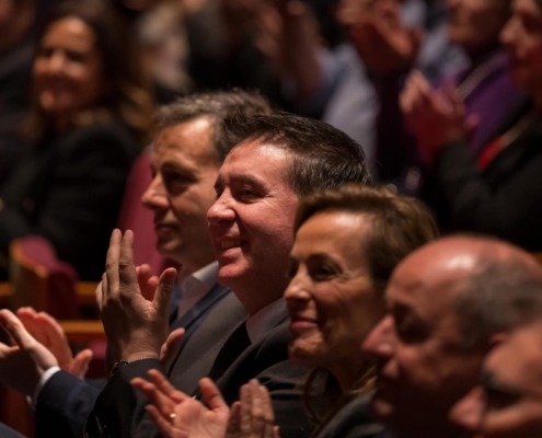 El presidente provincial en el patio de butacas aplaudiendo en un momento de la Gala AMIThE