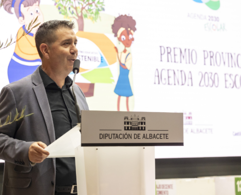 El presidente provincial en el uso de la palabra en los XII Premios Agenda 2030 Escolar