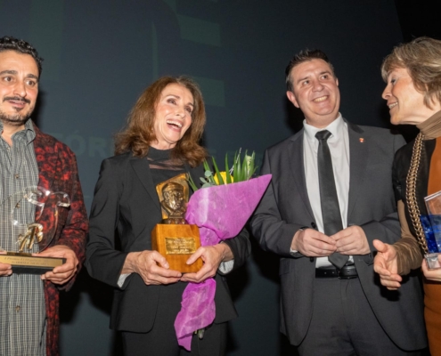 El presidente provincial junto a los premiados y las premiadas