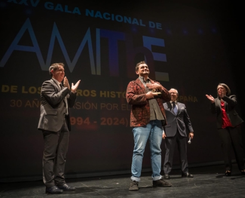 Aplauso a Olivares tras la entrega del I Premio El Orgullo de Albacete