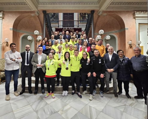 Foto de familia con el CD San Ginés-Adapei de Asprona