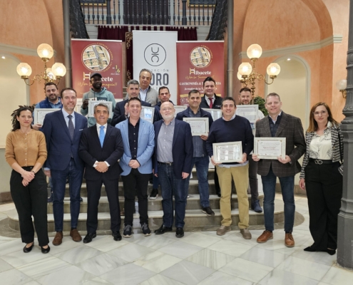 Foto de familia de los hosteleros con los diplomas