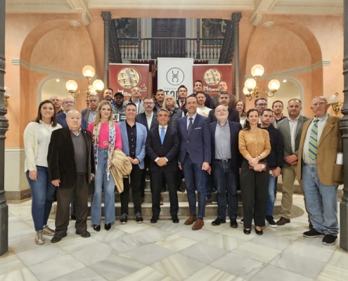 Foto de familia con hosteleros participantes en las Jornadas de la Tapa Taurina