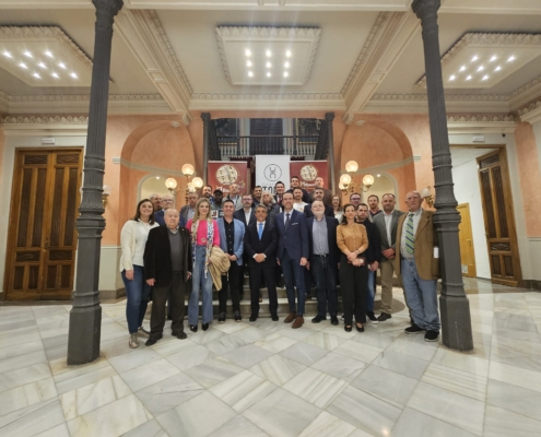 Foto de familia con hosteleros participantes en las Jornadas de la Tapa Taurina plano general abierto