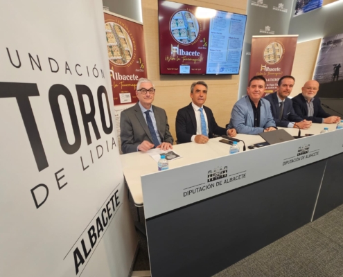 Imagen de las personas intervinientes en la rueda de prensa para dar a conocer la I Semana Taurino Cultural de Albacete con el cartel de la Fund T ...