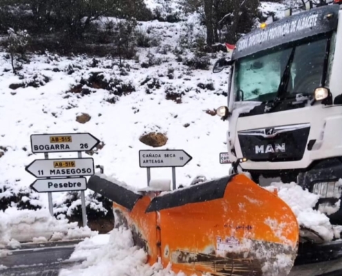 Imagen de quitanieves trabajando en la zona de la Sierra de Alcaraz