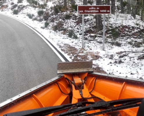 Imagen desde el interior de una de las quitanieves de la Diputación de Albacete trabajando este fin de semana en el Puerto de las Crucetillas