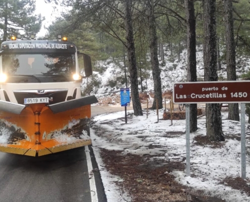 Imagen frontal de una de las quitanieves de la Diputación de Albacete trabajando este fin de semana en el Puerto de las Crucetillas