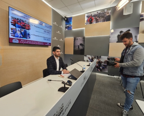 Plano de la sala de prensa con el diputado de Servicios Sociales presentando las Convocatorias de Ayudas para proyectos Sociosanitarios y de Integ ...