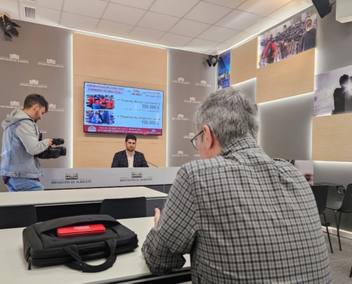 Plano de la sala de prensa con el diputado de Servicios Sociales presentando las Convocatorias de Ayudas para proyectos Sociosanitarios y de Integ ...