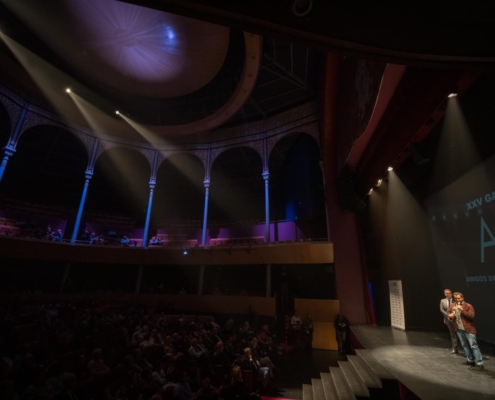 Plano general del Teatro Circo mientras Olivares tras la entrega del I Premio El Orgullo de Albacete