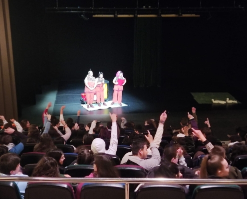 Plano general del alumnado interactuando en el Teatro de la Paz con protagonistas de la obra Las que limpian