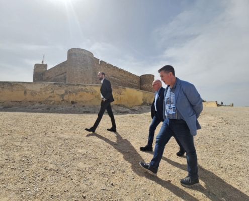 Plano general del presidente y el vicepresidente provincial junto al alcalde de Chinchilla en las inmediaciones del castillo de la localidad