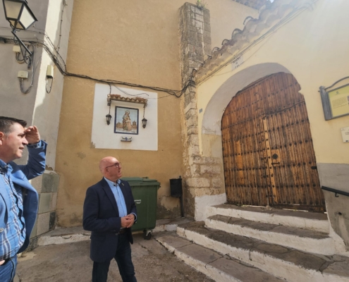 Plano medio del presidente provincial junto al alcalde de Chinchilla a las puertas de la Iglesia de Santa Ana cuyas inmediaciones se van a arregla ...