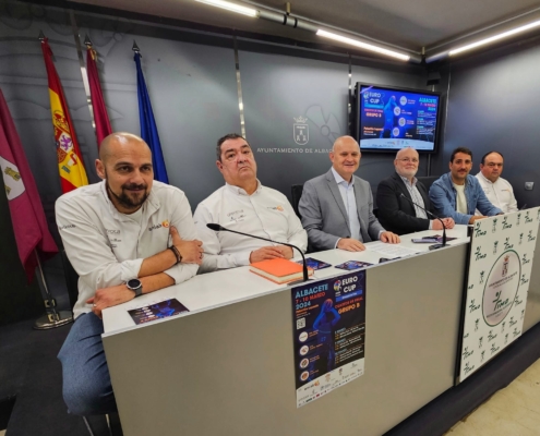 Los intervinientes posan en la presentación de los cuartos de final de la Champions League de baloncesto en silla de ruedas