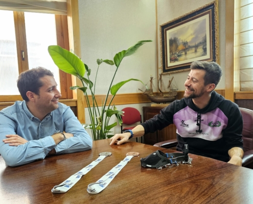 El diputado provincial de Deportes conversando con Diego Díaz, plata y bronce en el Campeonato del Mundo de SkySnow